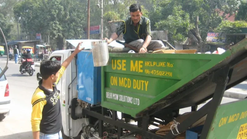 दिल्ली में अब फ्री नहीं उठेगा घर का कूड़ा – MCD के फैसले के बाद
